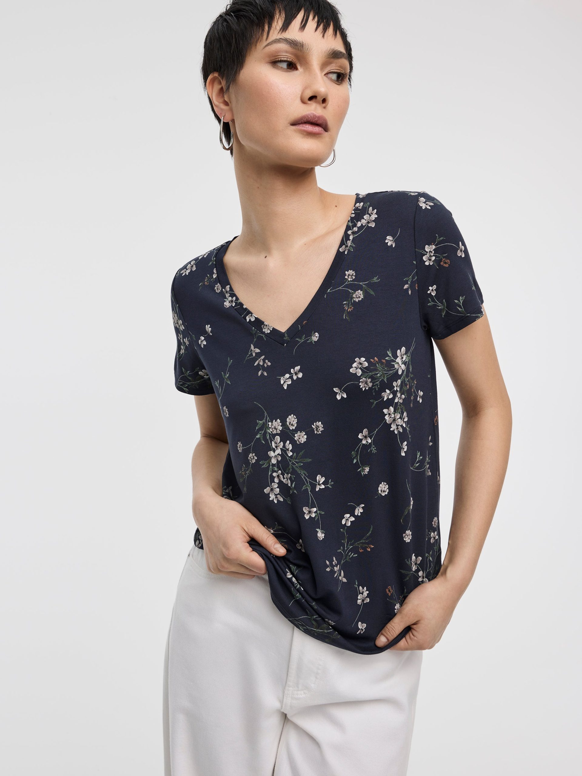 V-Neck Tee - R Essentials - Image 12