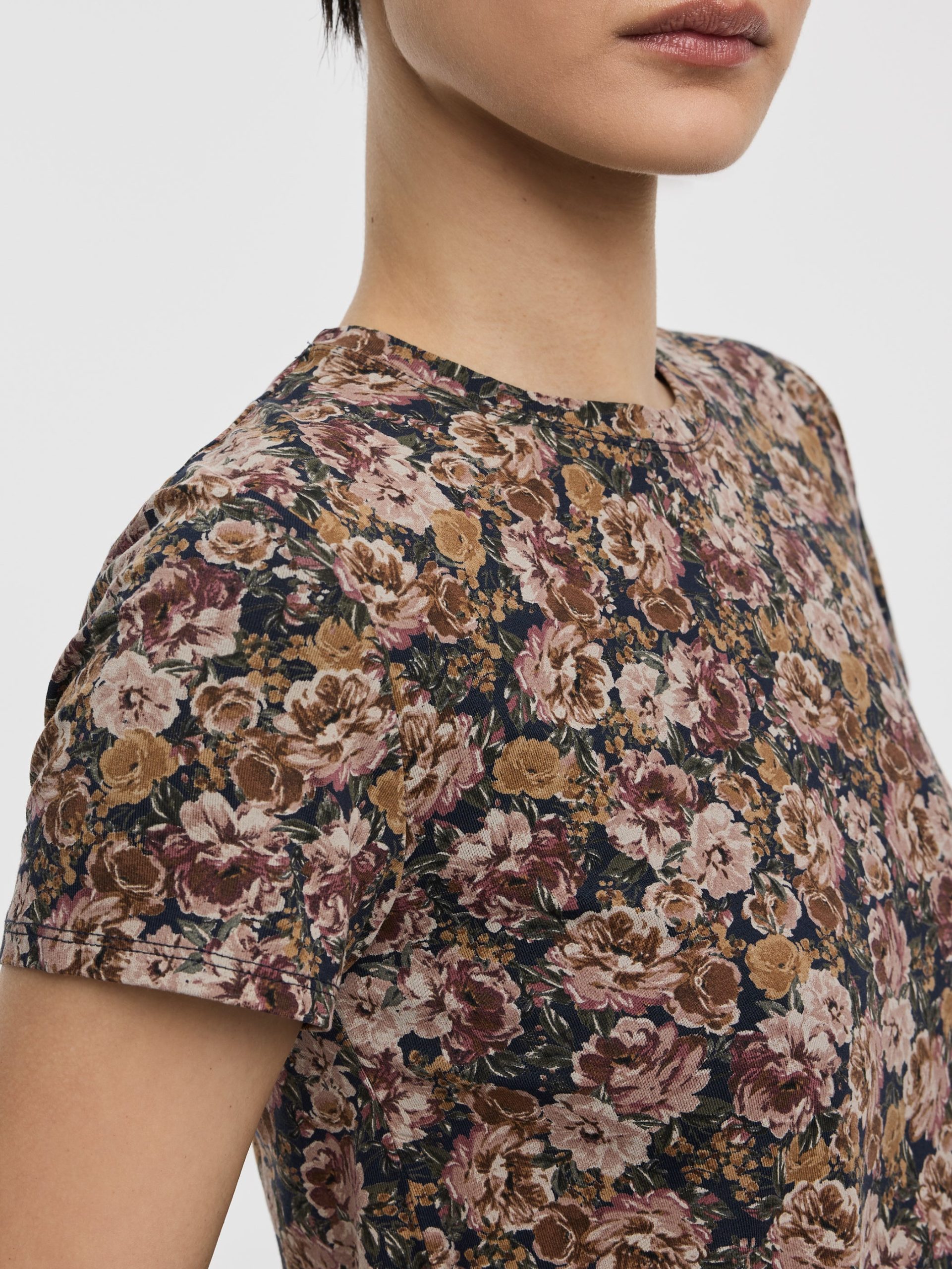Crew-Neck Tee - R Essentials - Image 22