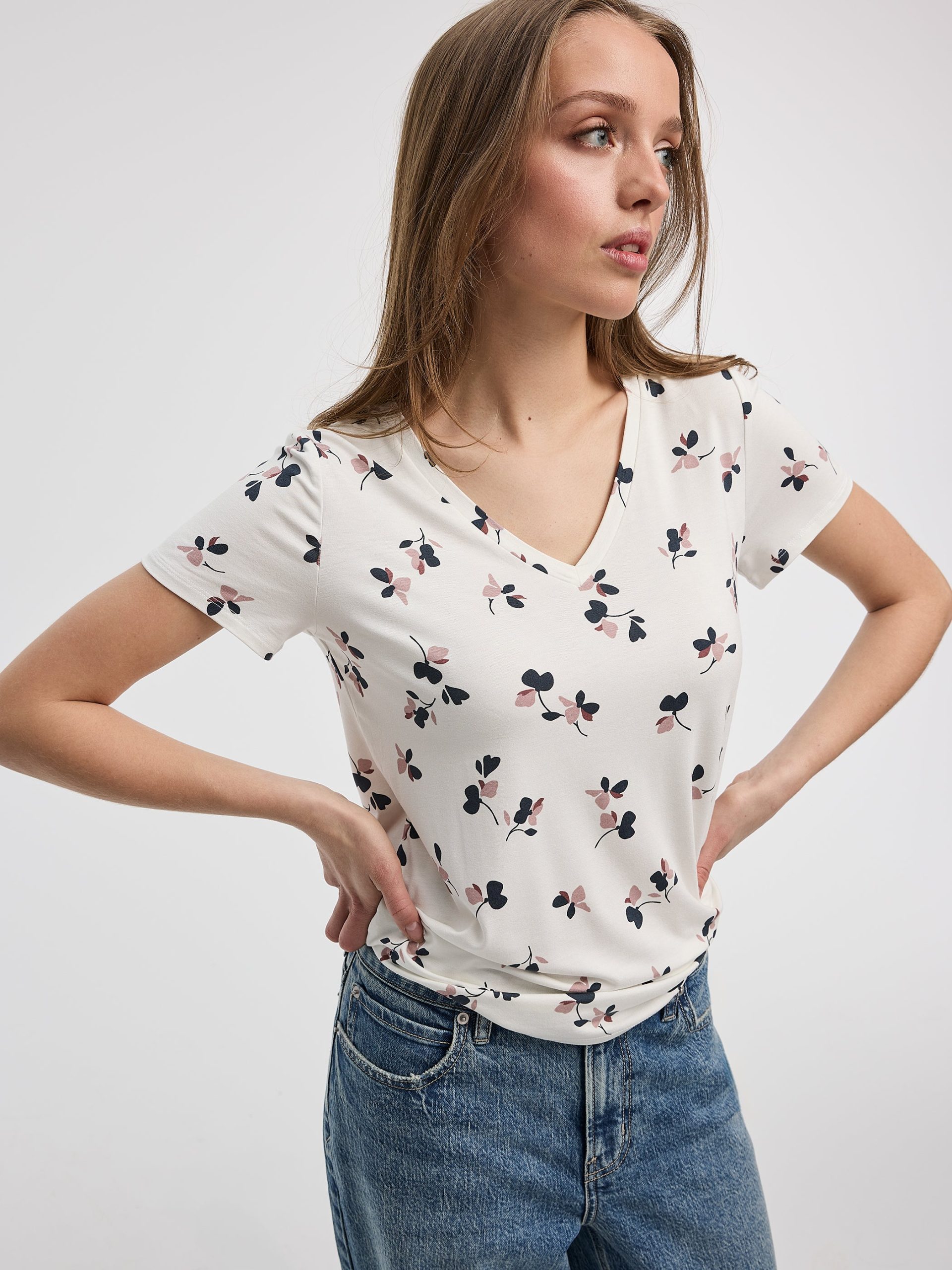 V-Neck Tee - R Essentials - Image 8