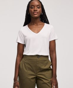 V-Neck T-Shirt - R Essentials