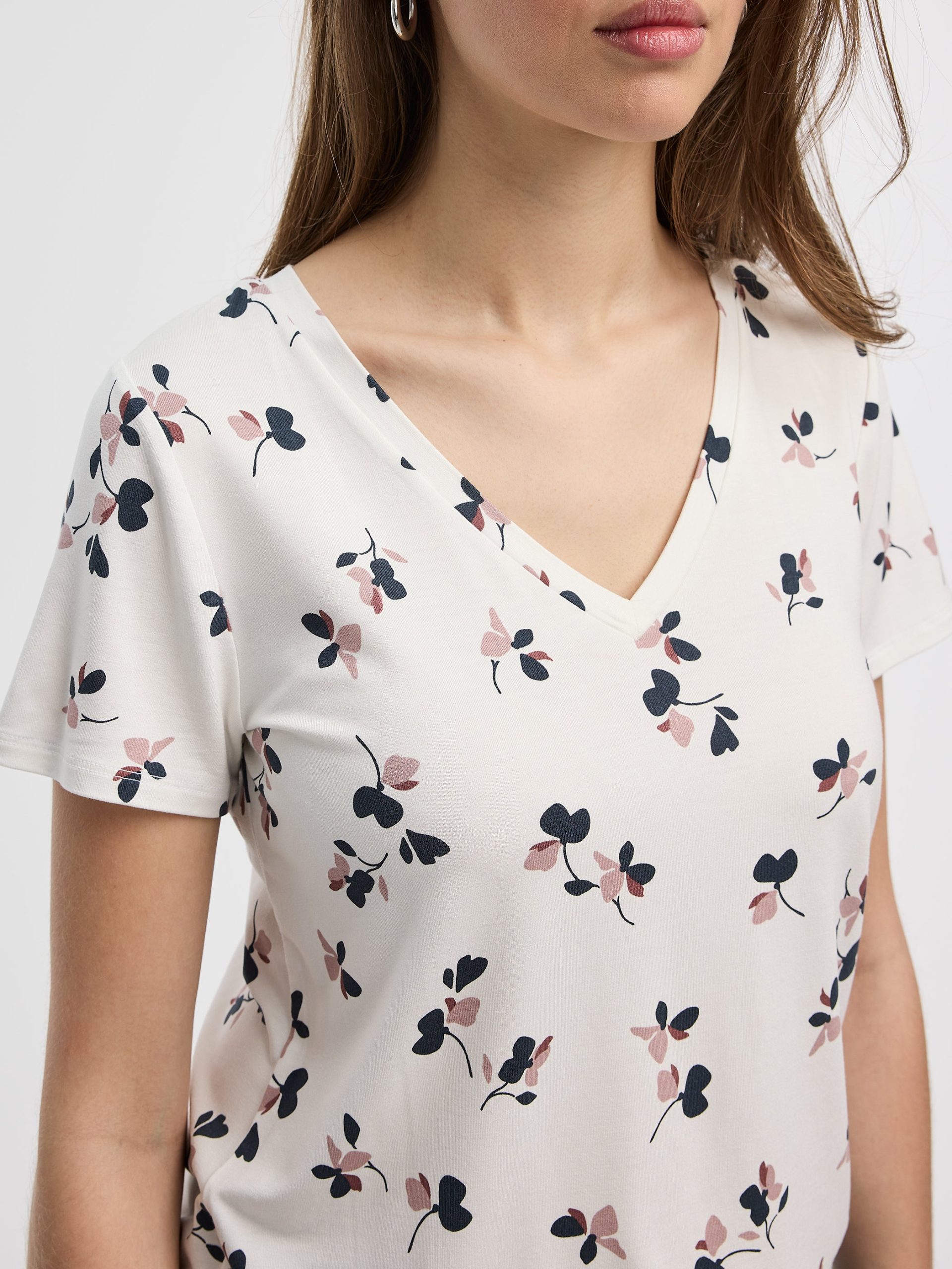 V-Neck Tee - R Essentials - Image 6