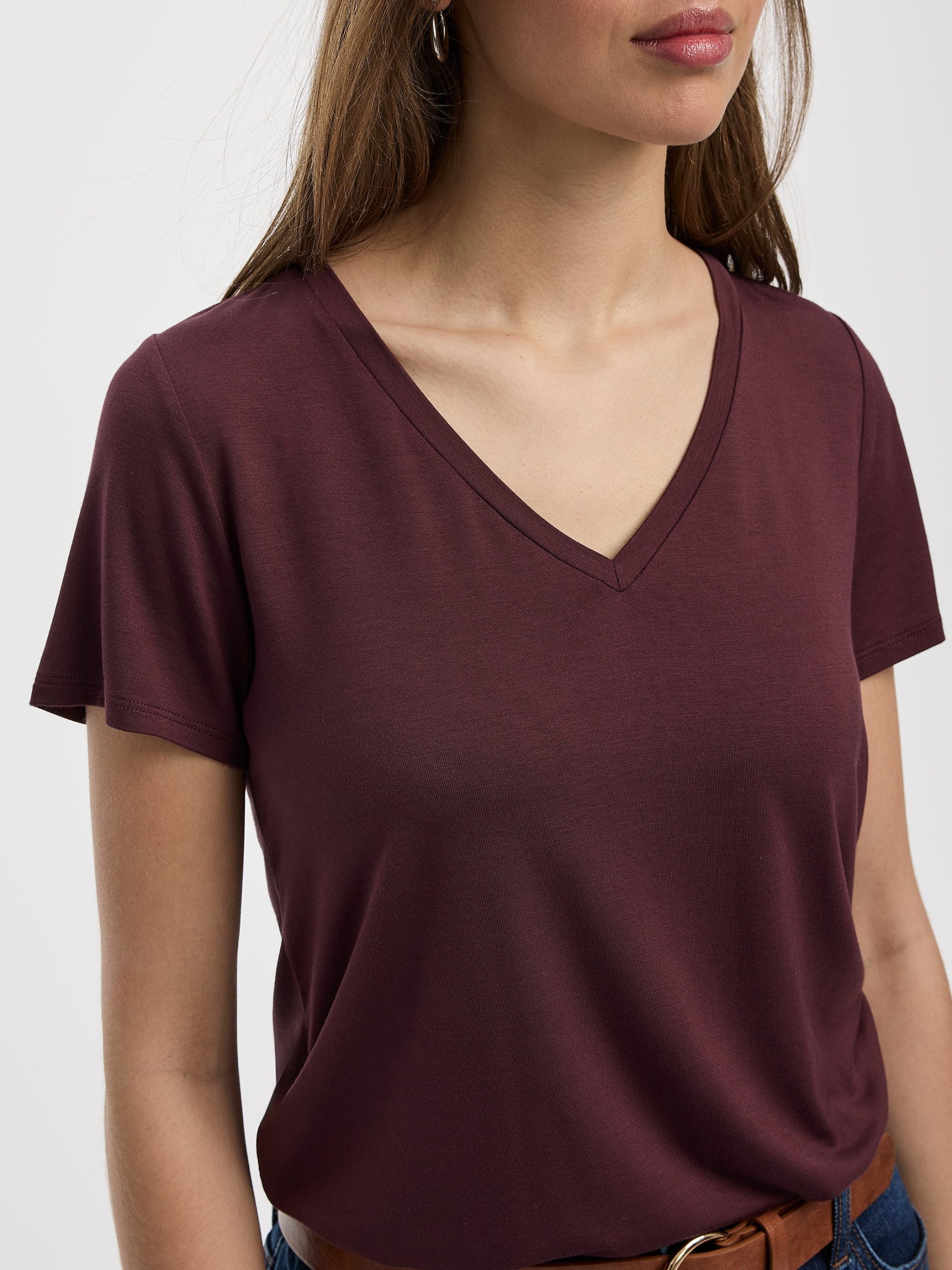 V-Neck Tee - R Essentials - Image 6