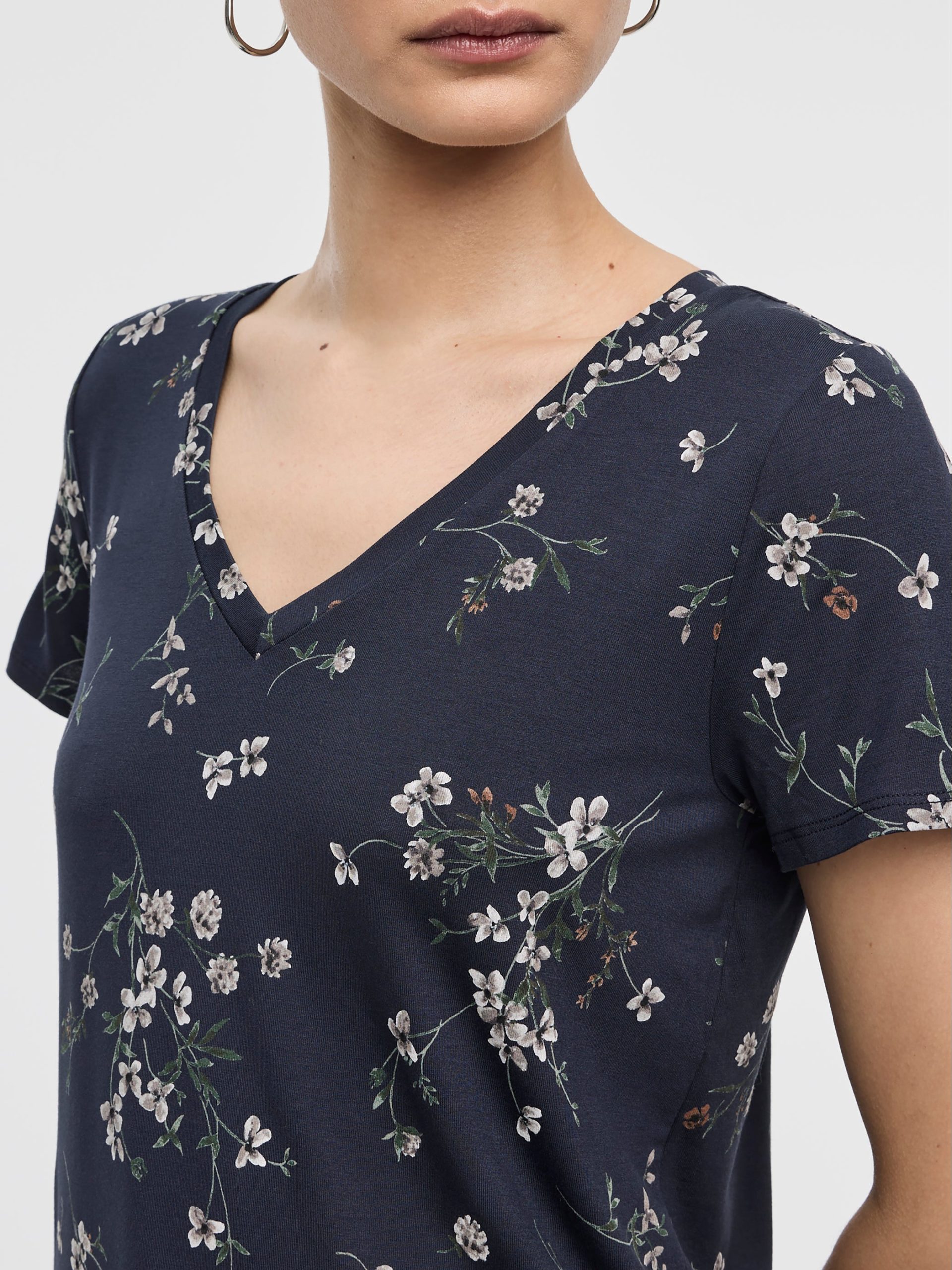 V-Neck Tee - R Essentials - Image 10